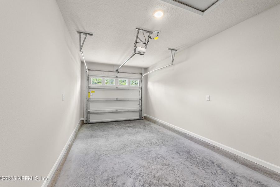 Spacious, unfurnished interior of a new home in , Jacksonville (Image 17).