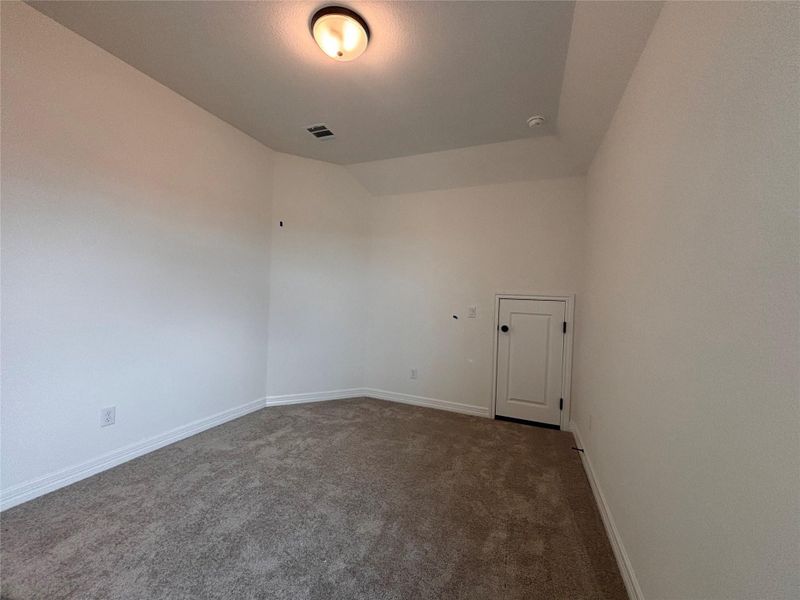 Spacious, unfurnished interior of a new home in Ashland, Angleton (Image 12).