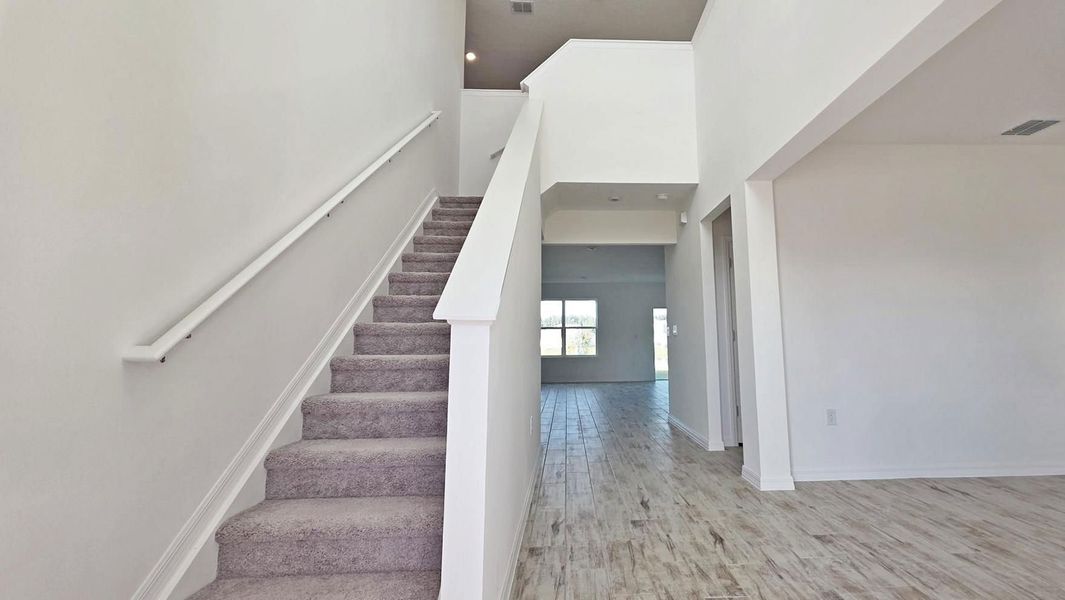 Spacious, unfurnished interior of a new home in Island Forest Preserve, Merritt Island (Image 6).