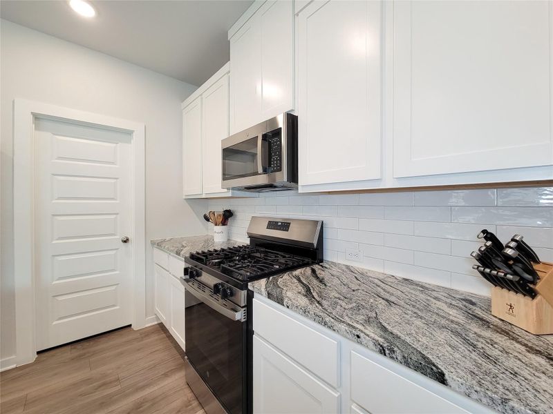 Furnished interior view inside a new home in Westridge Cove 40′, Conroe (Image 18).