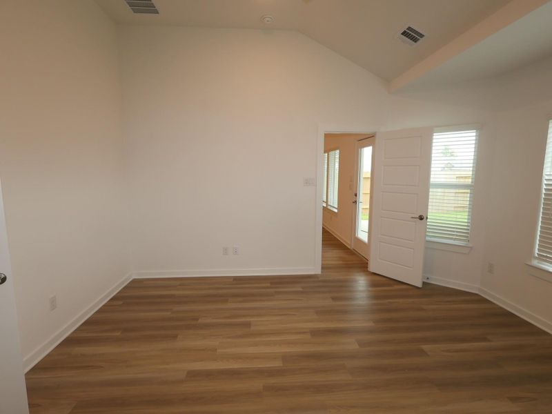 Spacious, unfurnished interior of a new home in Miller's Pond, Rosenberg (Image 33).