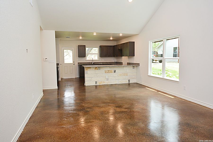 Spacious, unfurnished interior of a new home in , Canyon Lake (Image 4).
