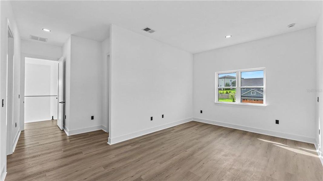Spacious, unfurnished interior of a new home in , Lake Alfred (Image 24).