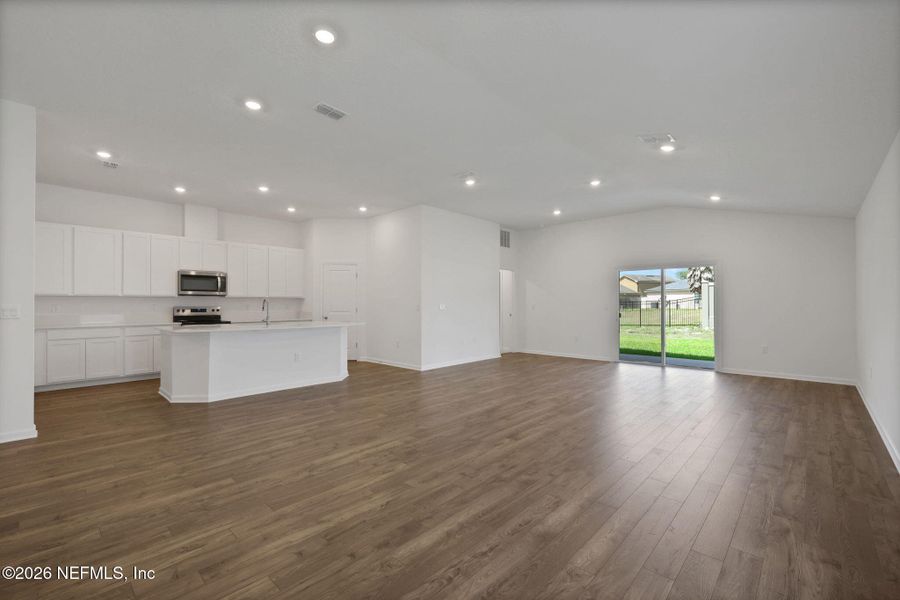 Spacious, unfurnished interior of a new home in Diamond Springs, Jacksonville (Image 20).