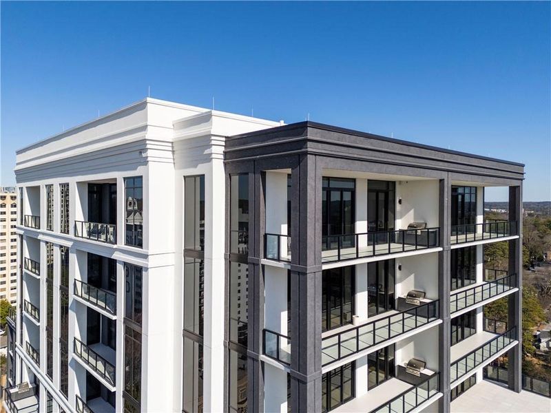 Condo located in Atlanta, GA showcasing its design and architecture (Image 39).