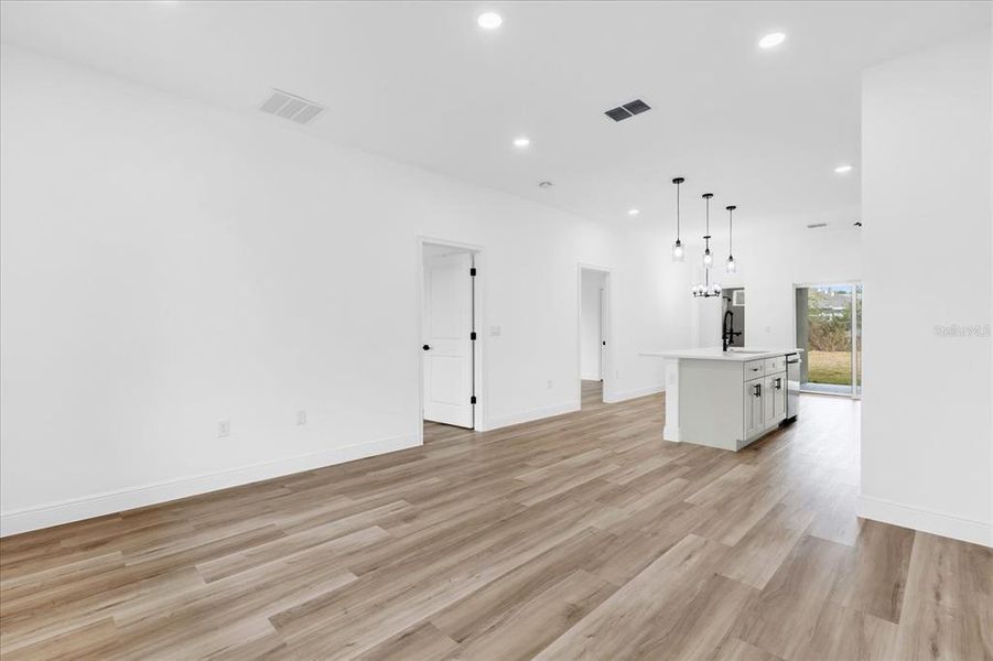 Spacious, unfurnished interior of a new home in , Ocala (Image 29).
