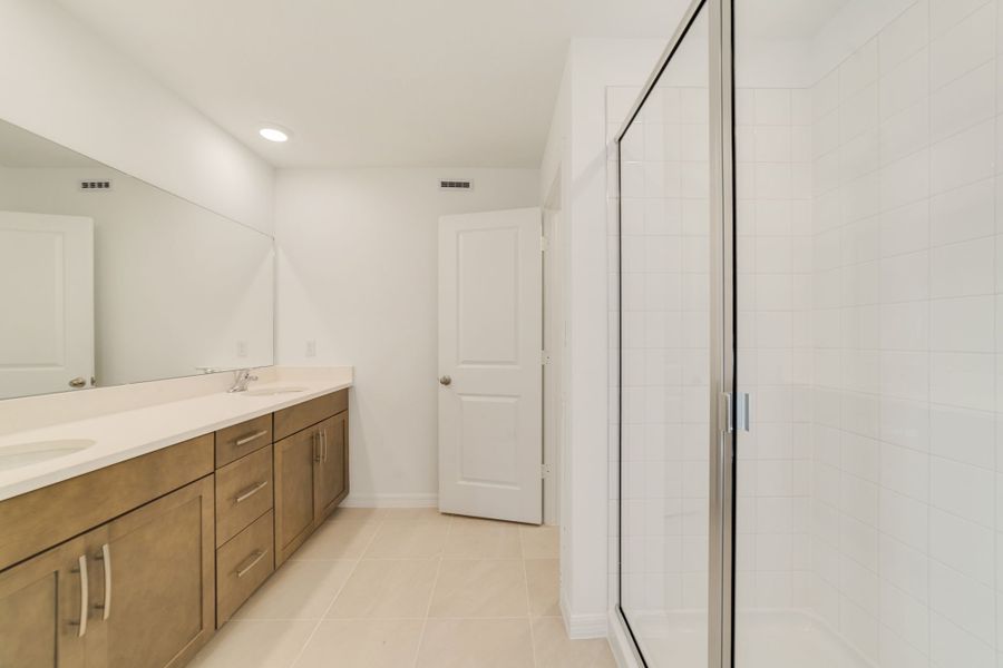 Furnished interior view inside a new home in Towns at Greenleaf, Oviedo (Image 8).