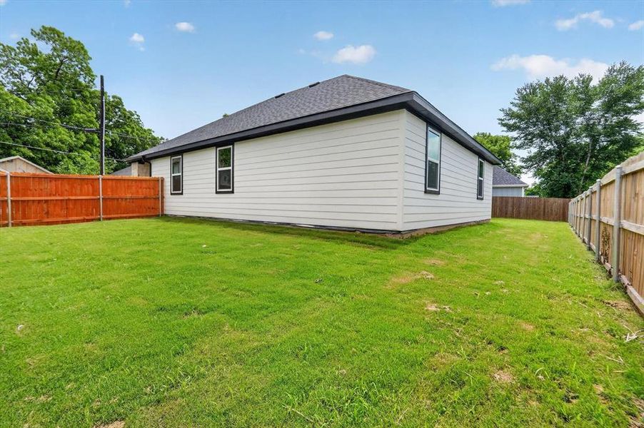 Exterior details and patio area of a home in , Waxahachie (Image 16).