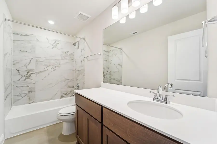 Furnished interior view inside a new home in Evergreen 40', Conroe (Image 11).