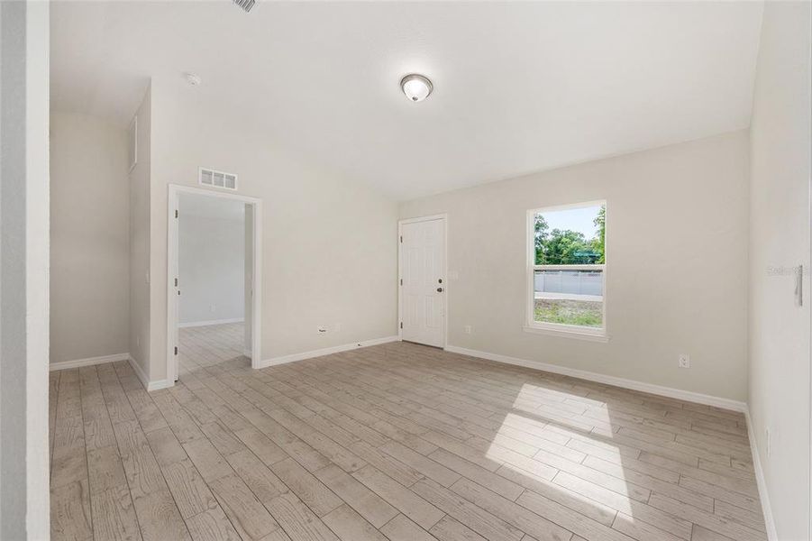 Spacious, unfurnished interior of a new home in , Ocala (Image 34).