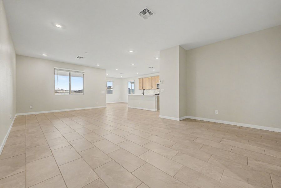 Spacious, unfurnished interior of a new home in Citrus Park, Goodyear (Image 9).