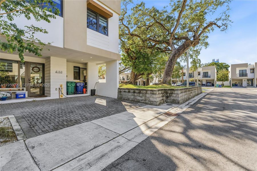 Exterior details and patio area of a home in , Dania Beach (Image 22).