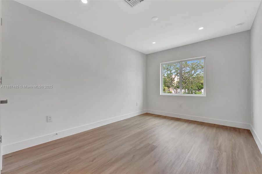 Spacious, unfurnished interior of a new home in , Coral Springs (Image 20).