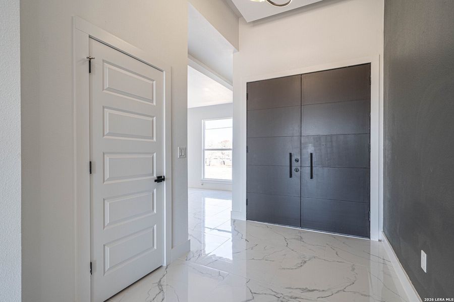 Spacious, unfurnished interior of a new home in , La Vernia (Image 18).