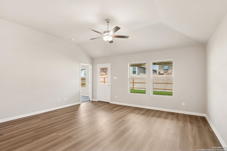 Spacious, unfurnished interior of a new home in Greenspoint Heights, Seguin (Image 36).