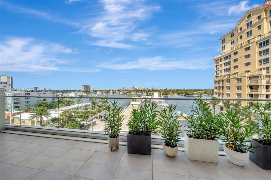 Condo located in Fort Lauderdale, FL showcasing its design and architecture (Image 27).