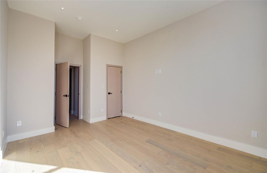 Spacious, unfurnished interior of a new home in , Houston (Image 44).