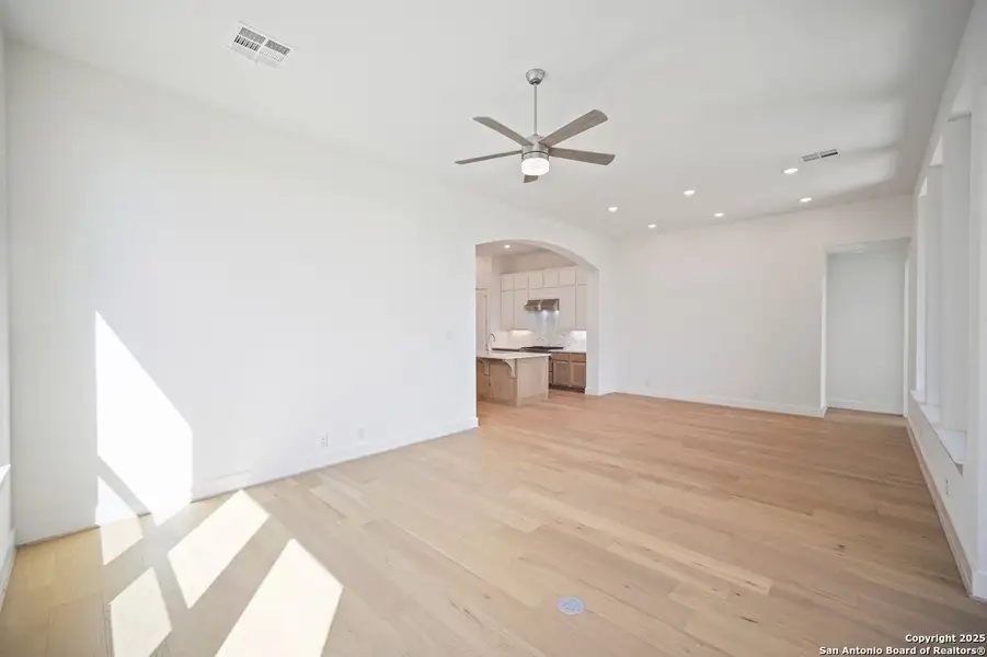 Spacious, unfurnished interior of a new home in Weston Oaks, San Antonio (Image 16). Spacious, unfurnished interior of a new home in Weston Oaks, San Antonio (Image 16).