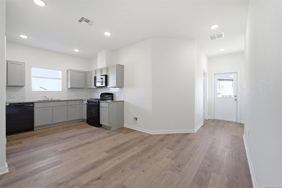 Spacious, unfurnished interior of a new home in Willow View, Converse (Image 8).