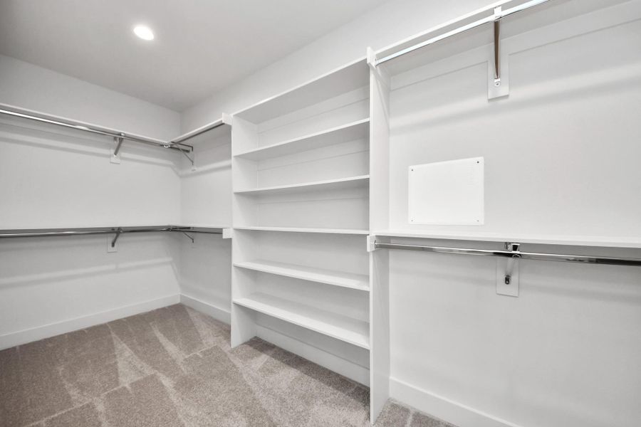 Spacious, unfurnished interior of a new home in Alicante, Houston (Image 16).