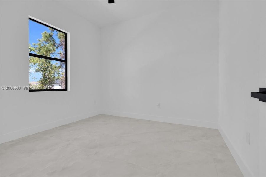 Spacious, unfurnished interior of a new home in , Lehigh Acres (Image 24).