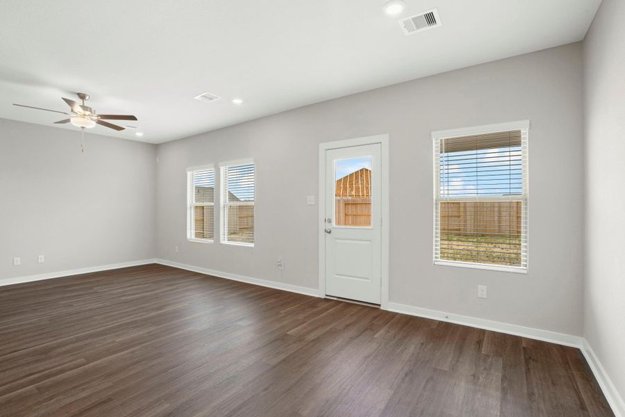 Spacious, unfurnished interior of a new home in River Ranch Trails, Dayton (Image 19).