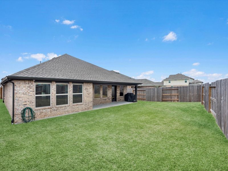 Exterior details and patio area of a home in Samara, League City (Image 20).