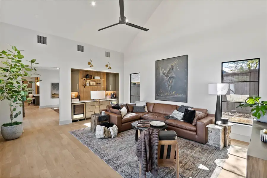 Flex room with wet bar