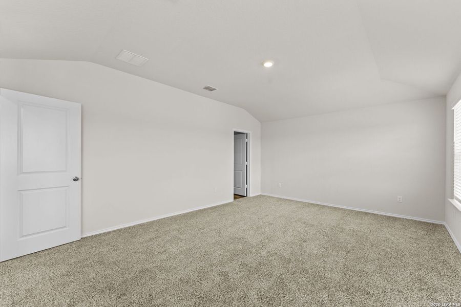 Spacious, unfurnished interior of a new home in Laurel Vistas, San Antonio (Image 27).