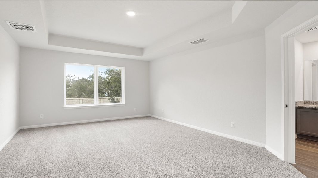 Spacious, unfurnished interior of a new home in Hunters Ranch, San Antonio (Image 20).