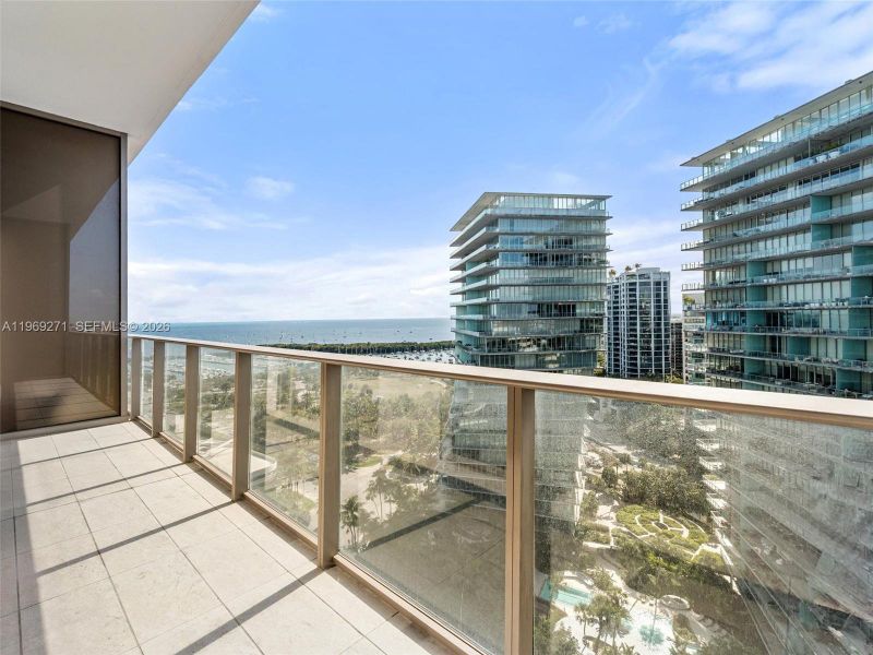 Condo located in Miami, FL showcasing its design and architecture (Image 25).