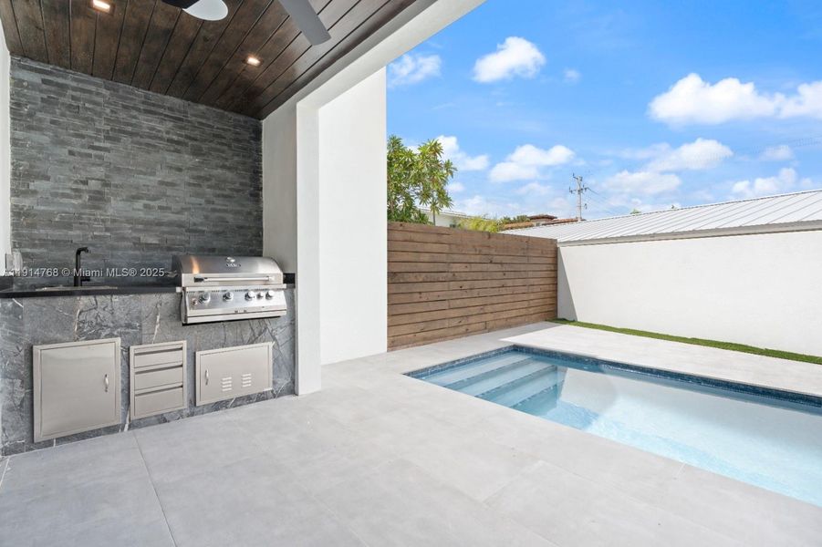Exterior details and patio area of a home in , Fort Lauderdale (Image 2).