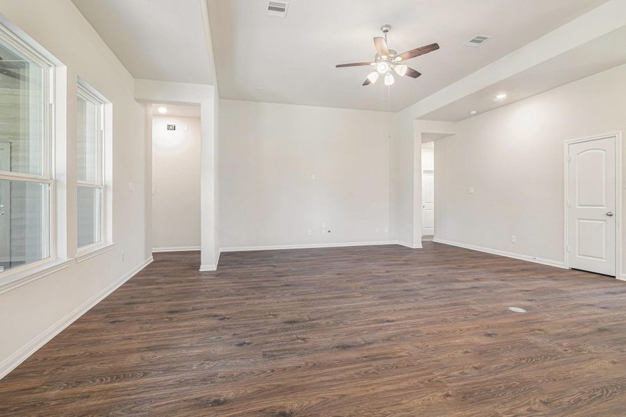 Spacious, unfurnished interior of a new home in Deer Pines, Conroe (Image 10).