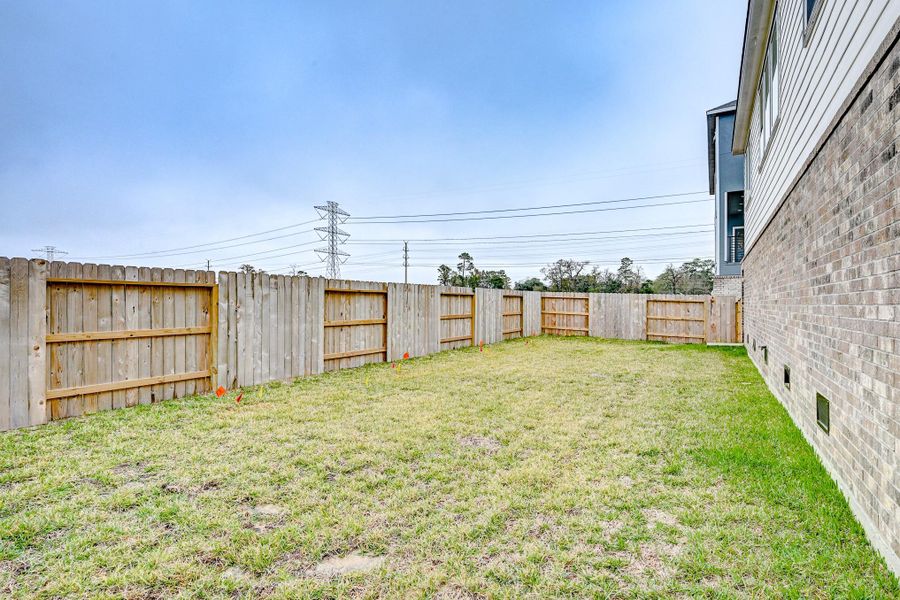 Exterior details and patio area of a home in Townsen Landing, Humble (Image 3).