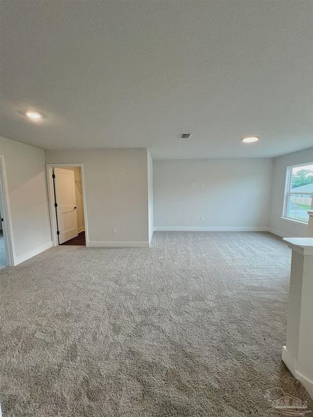 Spacious, unfurnished interior of a new home in Pine Top, Cantonment (Image 10).