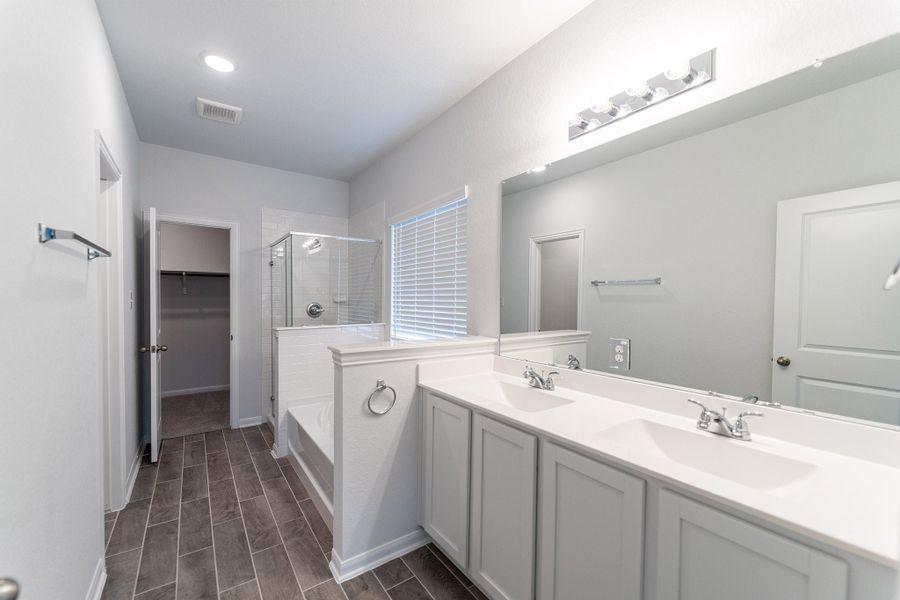 Furnished interior view inside a new home in Hannah Heights, Seguin (Image 6).