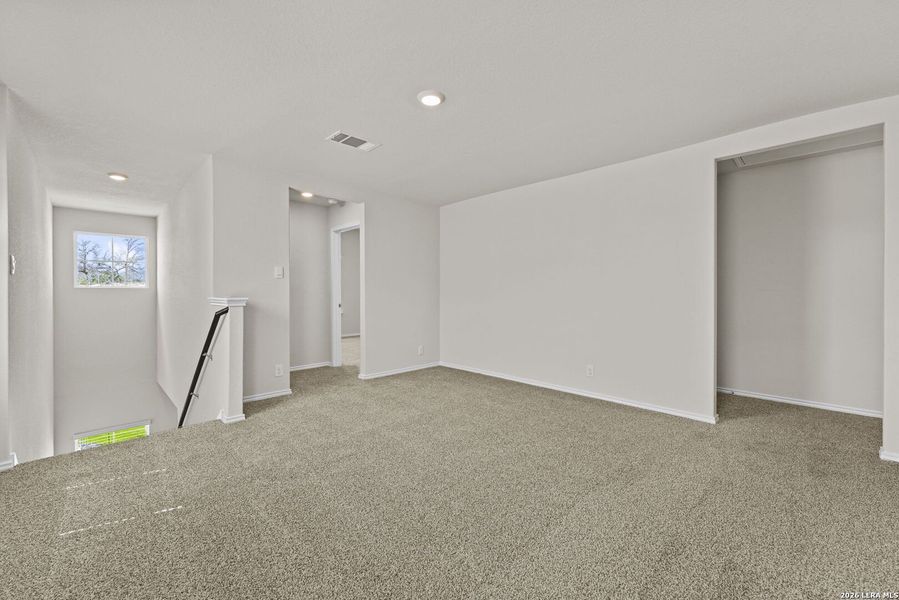 Spacious, unfurnished interior of a new home in Hunters Ranch, San Antonio (Image 23).