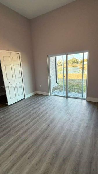 Spacious, unfurnished interior of a new home in , Sebring (Image 49).