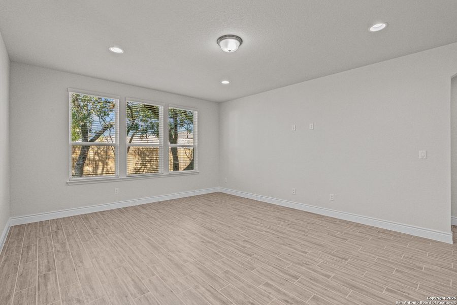Spacious, unfurnished interior of a new home in Davis Ranch, San Antonio (Image 17).