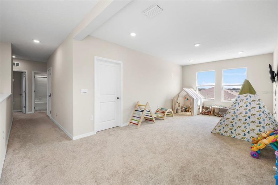 Furnished interior view inside a new home in , Wesley Chapel (Image 20).