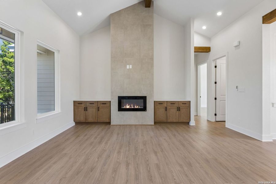 Spacious, unfurnished interior of a new home in , Canyon Lake (Image 16).