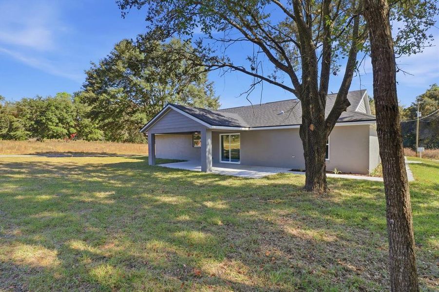 Exterior details and patio area of a home in , Dunnellon (Image 17).