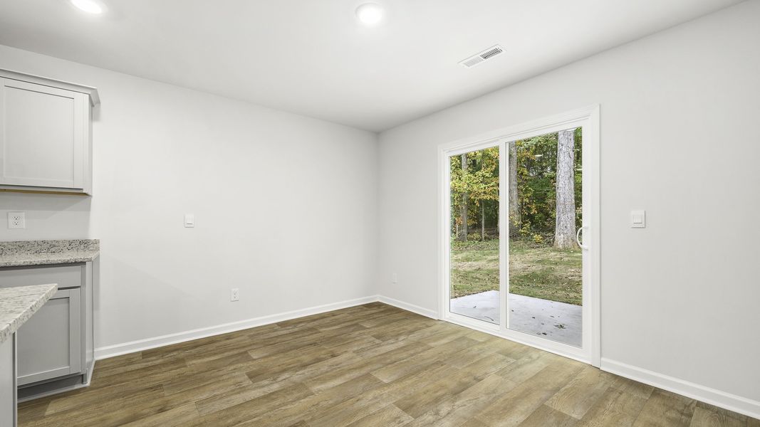 Spacious, unfurnished interior of a new home in Greystone North, Stoneville (Image 9).