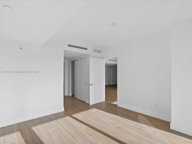 Spacious, unfurnished interior of a new home in Alana Bay Harbor Islands, Bay Harbor Islands (Image 16).