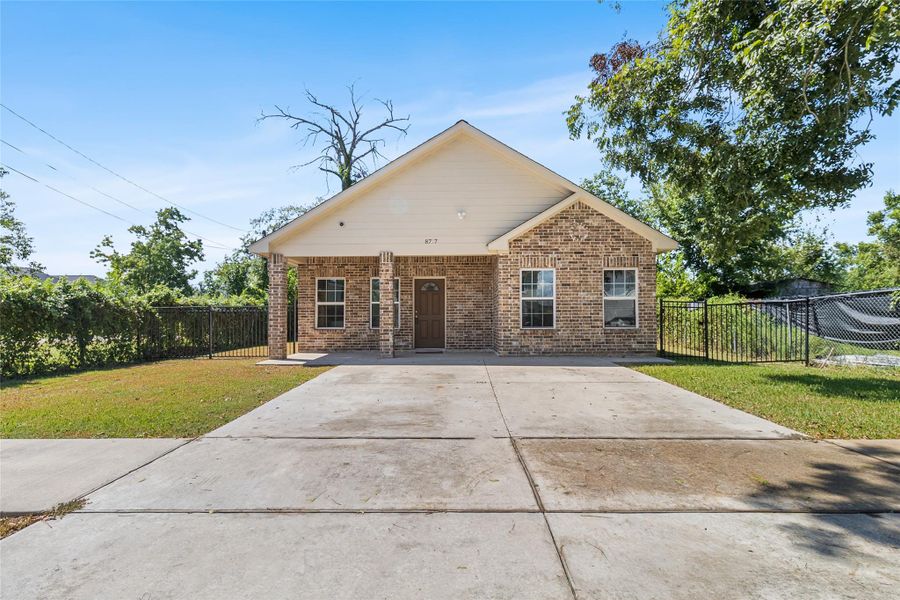 Spacious driveway Spacious driveway