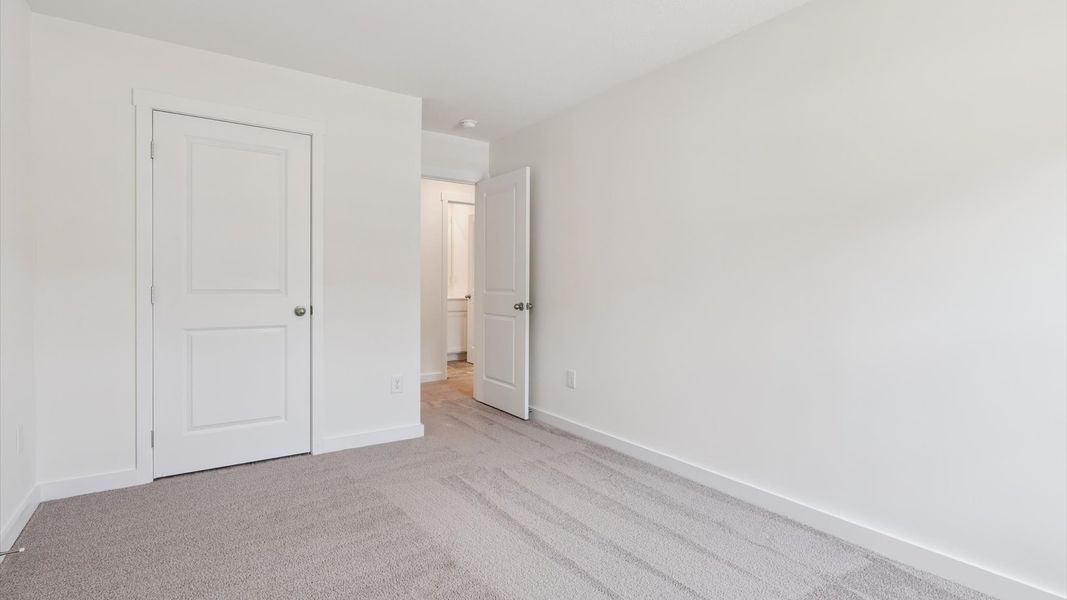 Spacious, unfurnished interior of a new home in Emory Creek, Harriman (Image 19).