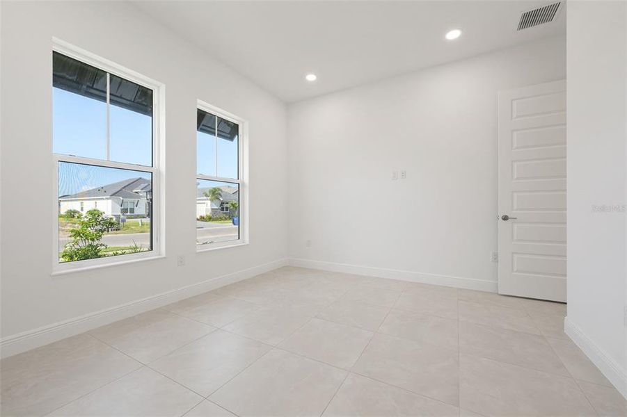 Spacious, unfurnished interior of a new home in , Sarasota (Image 22).