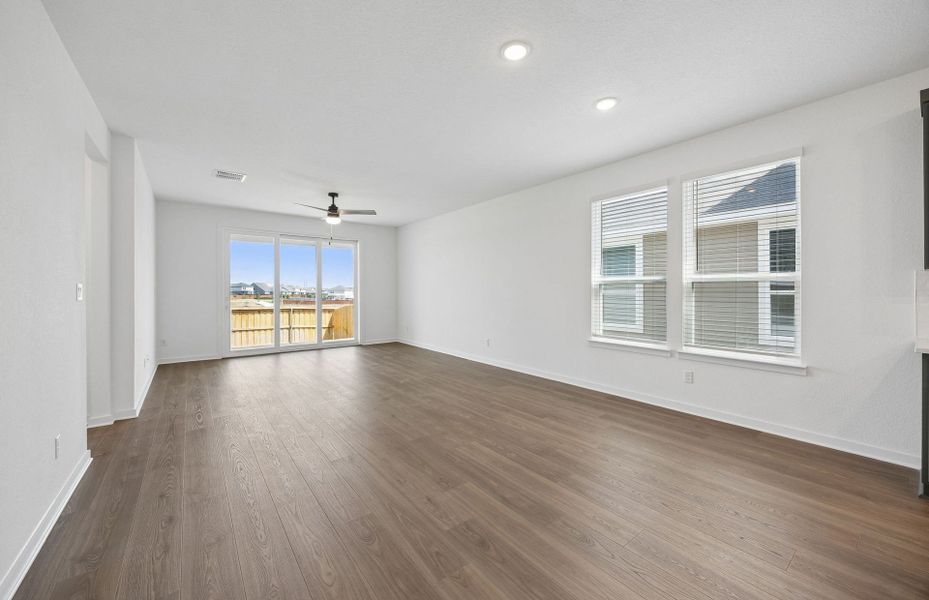 Spacious, unfurnished interior of a new home in Sunfield, Buda (Image 29).