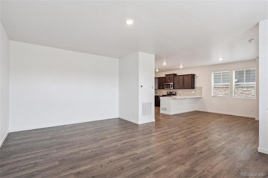 Spacious, unfurnished interior of a new home in Horizon Uptown, Aurora (Image 21).