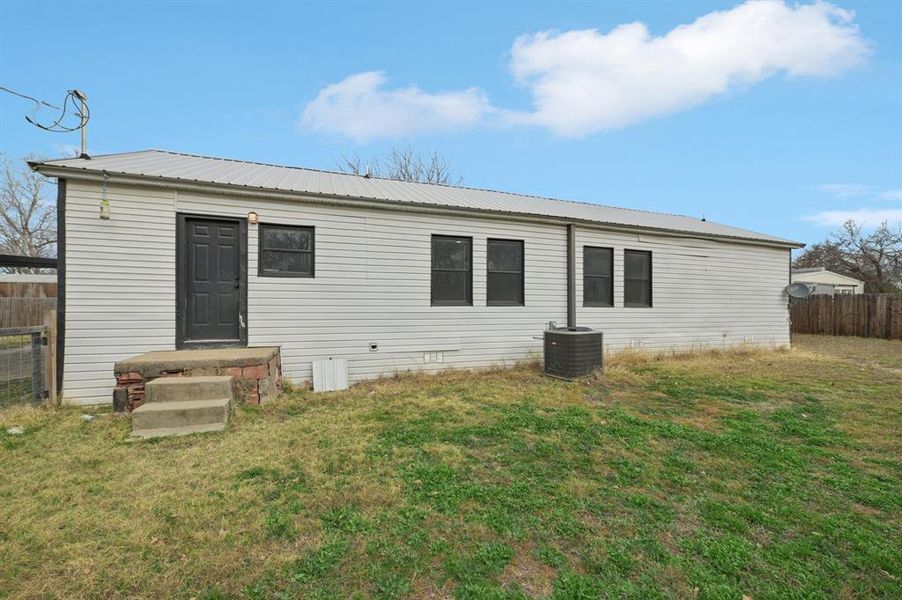 Exterior details and patio area of a home in , Weatherford (Image 22).